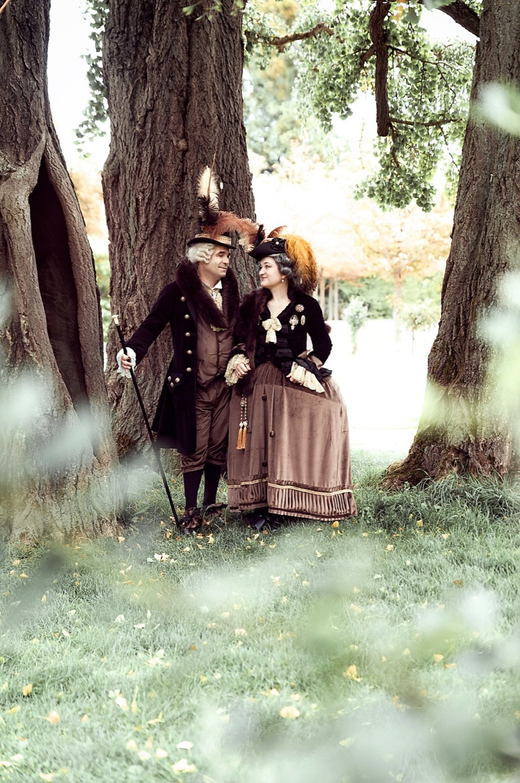 Historisch gekleidete Teilnehmerin im Schlosspark